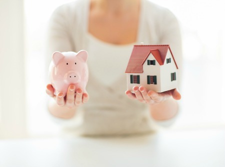 set a budget | piggy bank and a house